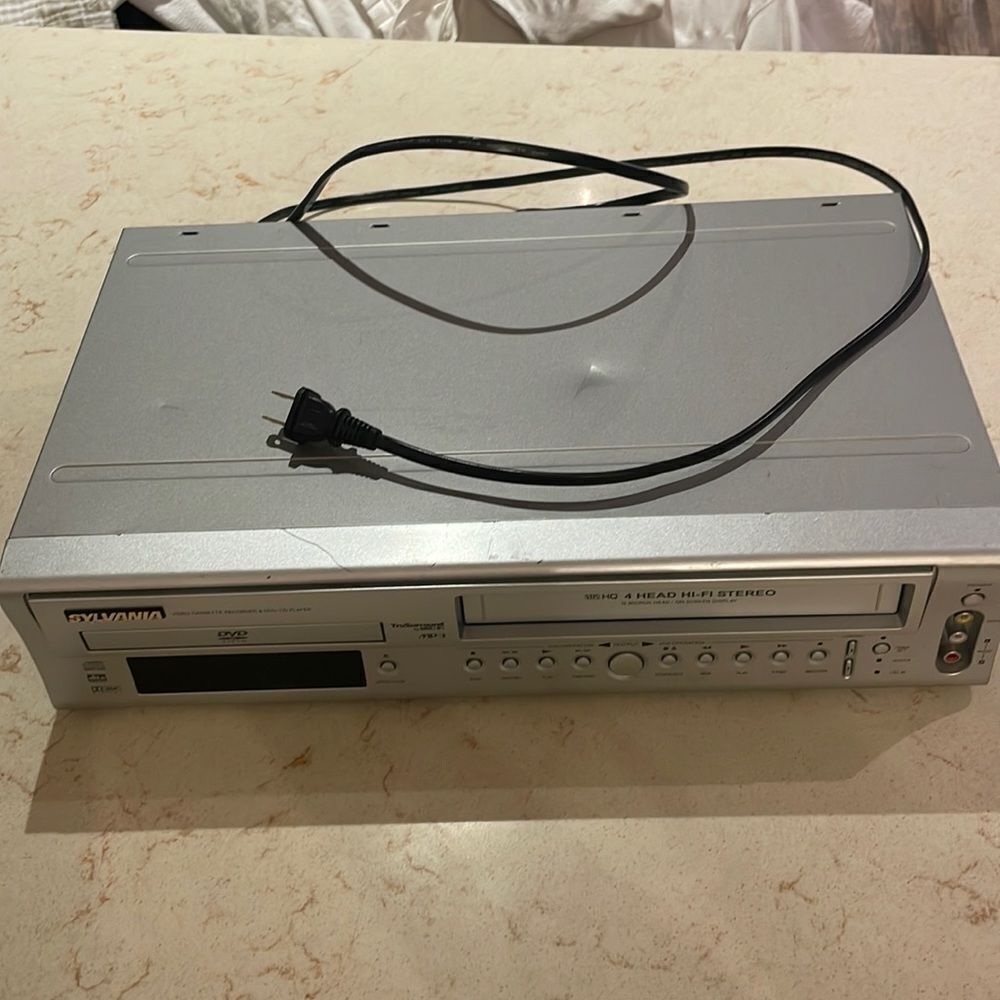 Sylvania 2 in 1 VHS/DVD player
